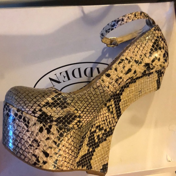 FAUX SNAKESKIN LADY GAGA HEELS. - Picture 2 of 2